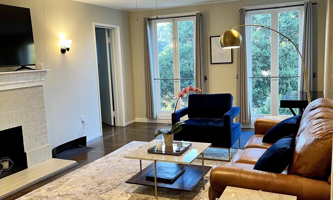 Trestle Glen Casa | Lovely 2 bed/1 bath duplex unit with parking, in-unit laundry and shared yard.