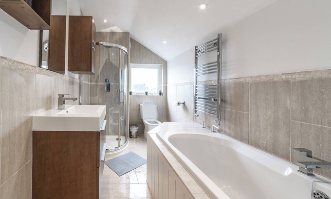 Sittingbourne Casa | Lovely 2 Bed 2 Bath House in the heart of Sittingbourne.