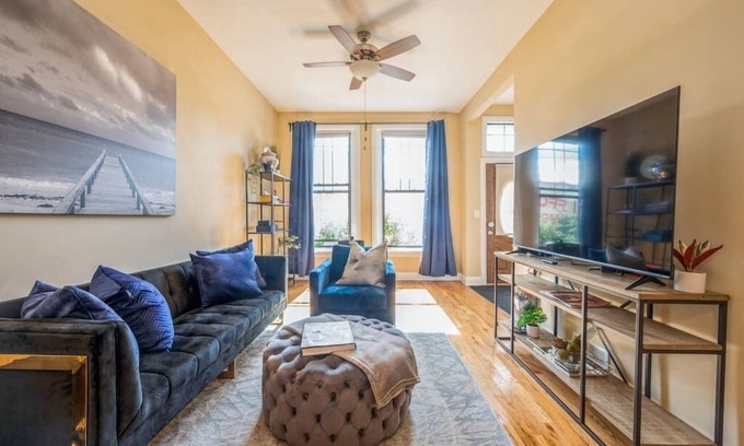 Lower West Side Apartamento | Lovely 2 Bed. 3 Miles from DT w/ Free Parking