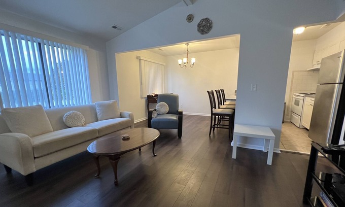 Macomb Condominio | Lovely 2 bedroom condo in great location with free parking