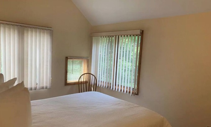 East Stroudsburg Complejo | Lovely 2 Bedroom in Shawnee! Amenities Galore!