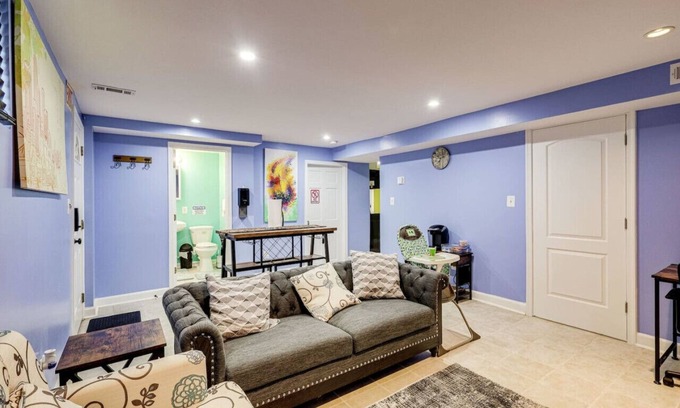 Seminary Hill Apartamento | Lovely 2 Bedroom, 2 Bath with office space.