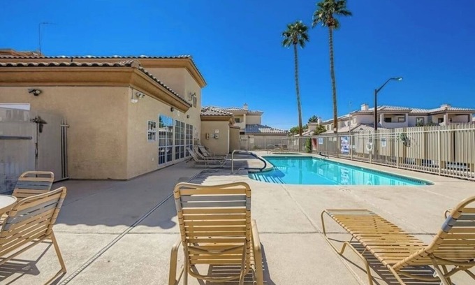 Las Vegas Condominio | Lovely 2-bedroom 2 -bath cozy, quiet and secure condo