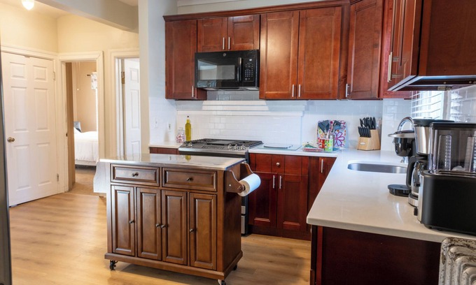 Plainfield Apartamento | Lovely 2-bedroom apartment in Plainfield with WI-FI AC and a fenced in bac yard