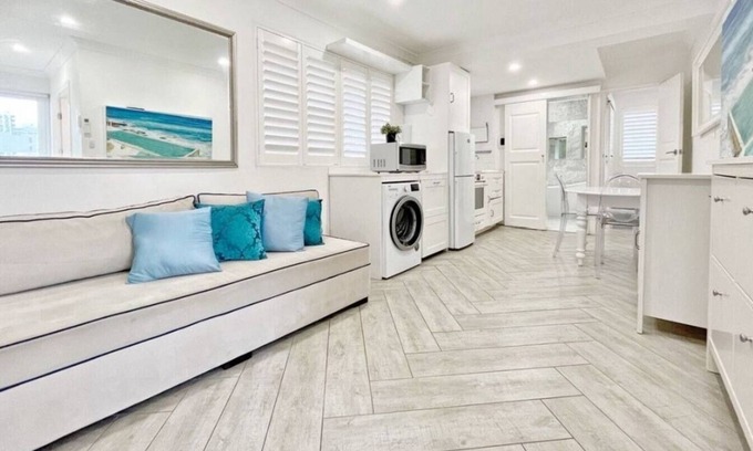 Woollahra Apartamento | Lovely 2 Bedroom Apartment with Seascape Art