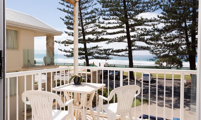 Miami Apartamento | Lovely 2-bedroom beachfront unit with pool