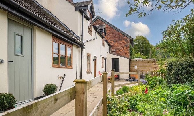 Pontesbury Casa | Lovely 2 Bedroom Countryside Hot Tub Retreat