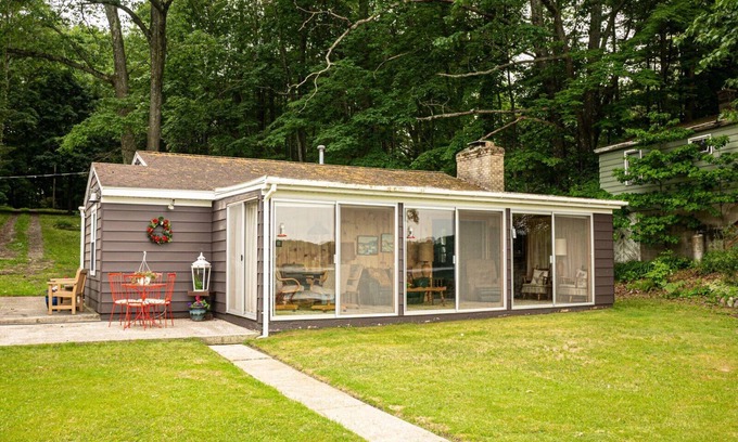 Walkerville Cabaña | Lovely 2-Bedroom Cottage With Full Bath on School Section Lake. With Bunk House.