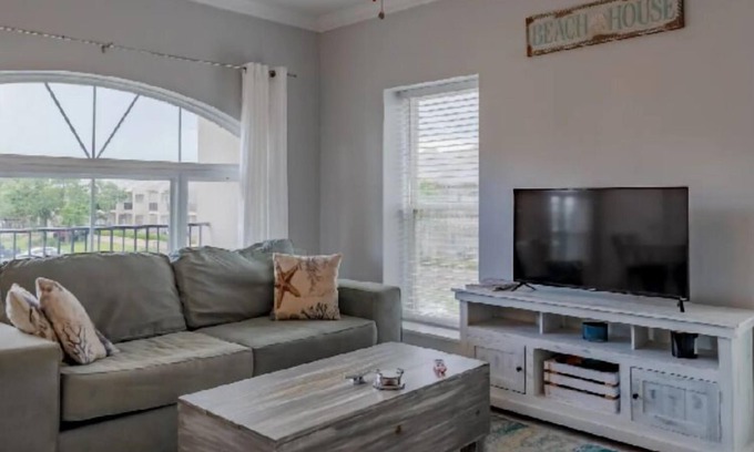 Long Beach Condominio | Lovely 2 Bedroom Condo with a Pool and Beach View