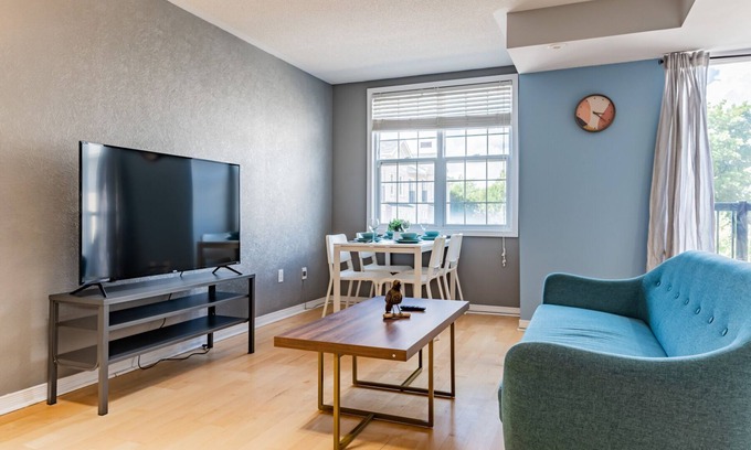 Topham Park Condominio | Lovely 2-bedroom condo with free parking in Scarborough