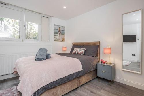 Mapesbury Apartamento | Lovely 2-Bedroom Condo With Balcony and Park View