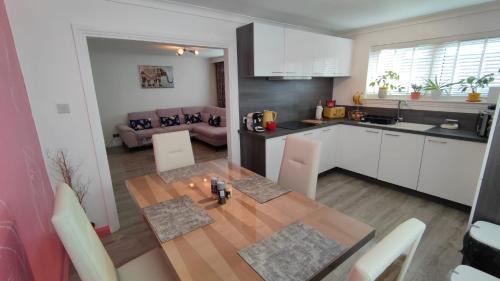 Clydebank Apartamento | Lovely 2 Bedroom Modern Ground Floor Flat