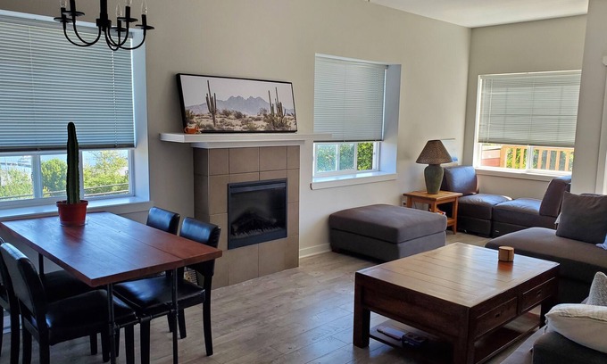 Ladysmith Condominio | Lovely 2-bedroom ocean view condo in Ladysmith