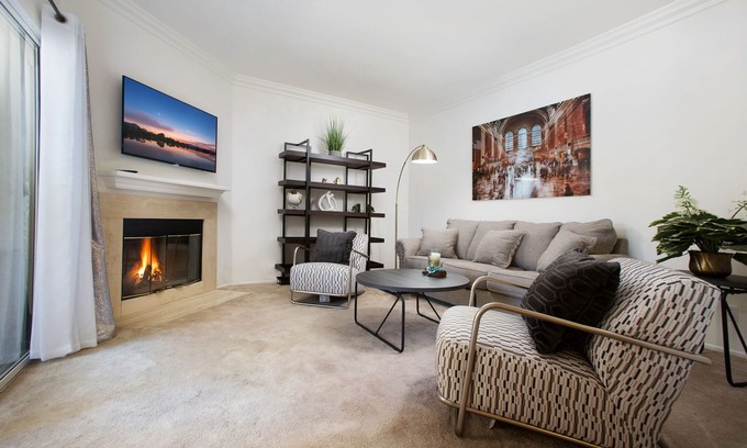 Oak Park Casa | Lovely 2-bedroom Shadow Ridge townhouse