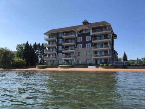 Traverse City Casa | Lovely 2-bedroom Suite with lots of Amenities