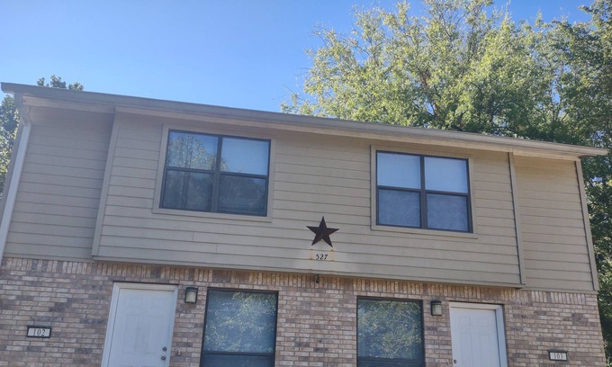 Longview Casa | Lovely 2 Bedroom Townhouse in ❤️ of Longview!