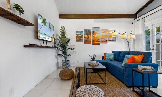 Poinsettia Heights Condominio | Lovely 2 BR Condo w/ Private yard - 7 Min from the Beach