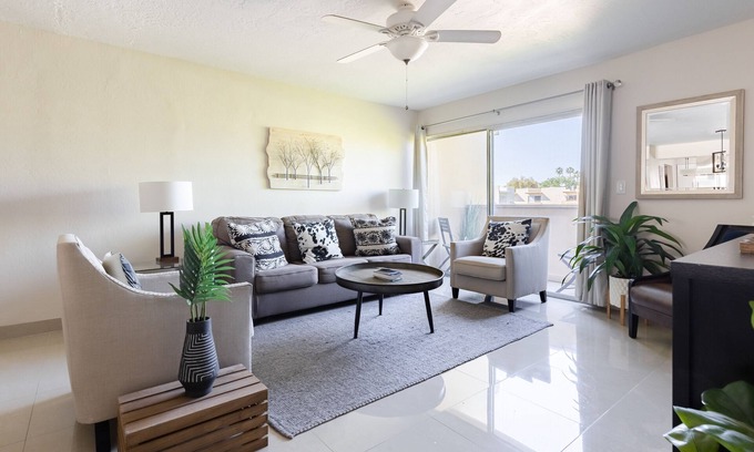 Fashion Square Apartamento | Lovely 2 BR Condo | Pools | Covered Parking