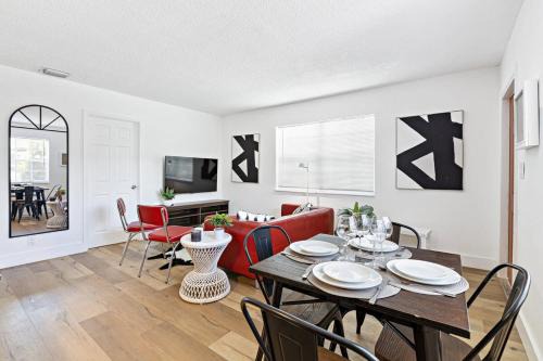 Sailboat Bend Casa | Lovely 2 BR condo with free parking on premises