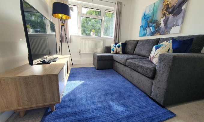 Biggleswade Apartamento | Lovely 2 - Cozy Retreat Modern 2-Bedroom Flat in Bedfordshire with Fully-Equipped Kitchen and Relaxing Living Space