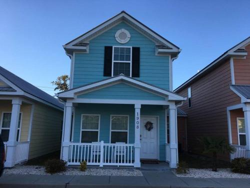 Myrtle Beach Casa | Lovely 2-level 2-bedroom cottage, 1 block to beach