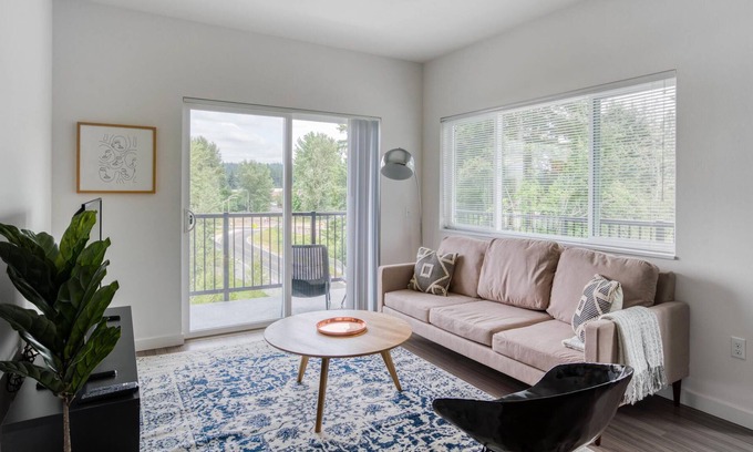 Redmond Apartamento | Lovely 2BR in Redmond, Rooftop + Pet-Friendly