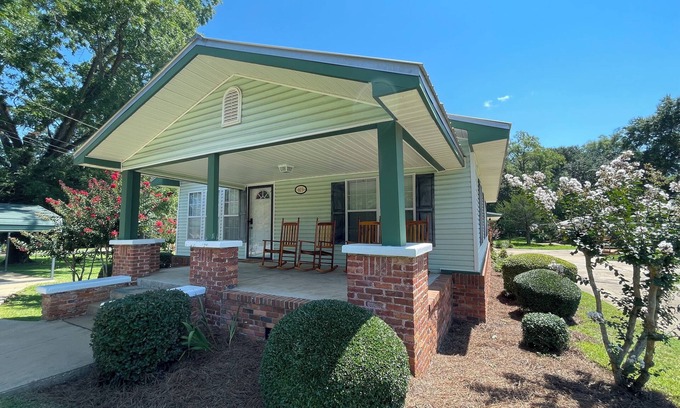 Bainbridge Casa | Lovely 3-bed 2 bath house with boat parking in charming Bainbridge