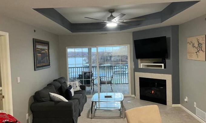 Lake Ozark Casa | Lovely 3-bed 3-bath condo right on the lake
