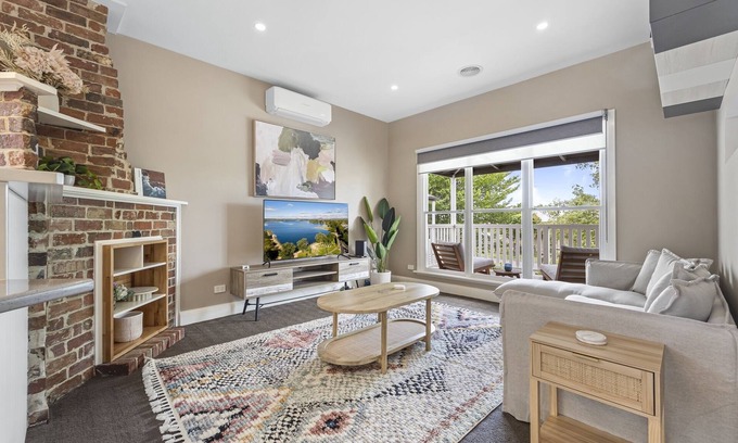 Golden Point Casa | Lovely 3-Bed with Alfresco Dining in Prime Suburb