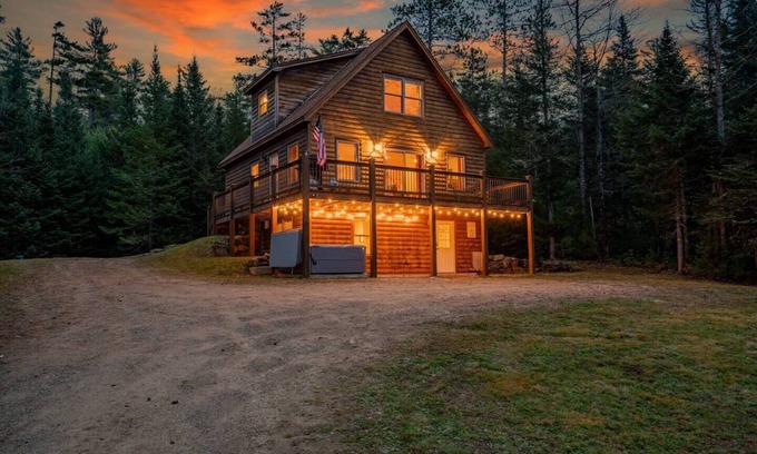 Sunday River Area Chalet De Esquí | Lovely 3-bedroom chalet in Bethel with hot tub