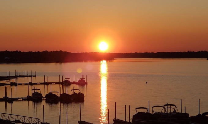 Dadeville Condominio | Lovely 3 Bedroom Condo on Lake Martin 2 Pools & Boat Dock