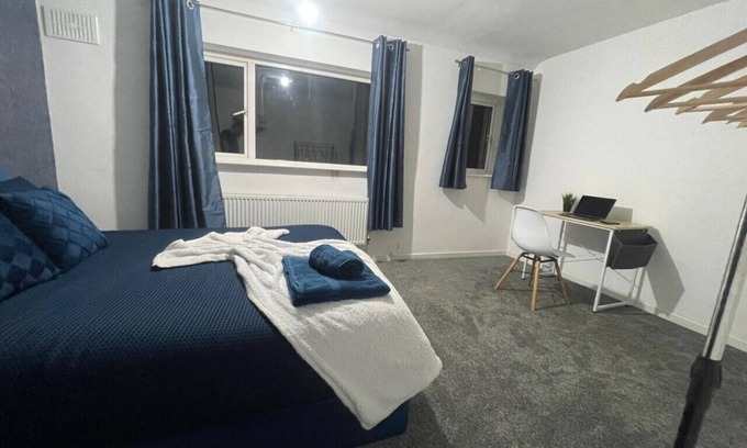 Stanwell Casa | Lovely 3 Bedroom Home Heathrow Airport