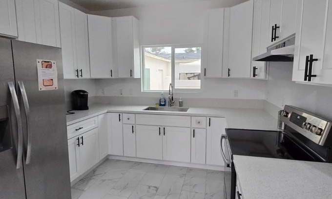 Riverside Casa | Lovely 3-bedroom house, 5 beds, Sleeps 10 with AC, FREE coffee & laundry