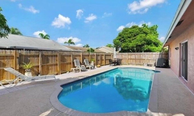 Lake Worth Casa | Lovely 3-bedroom pool house in Lake Worth
