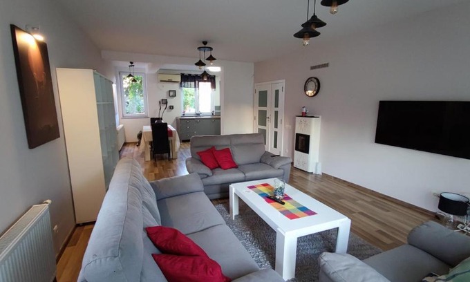 Kolovicë Apartamento | Lovely 3-bedroom rental unit with indoor fireplace