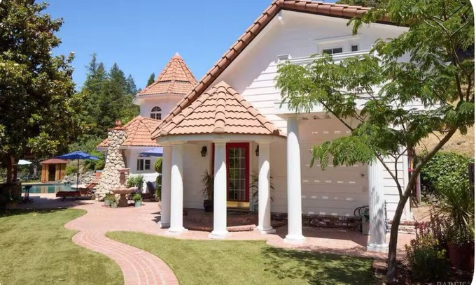 Redwood Valley Casa | Lovely 3-bedroom castle-get-away in Redwood Valley
