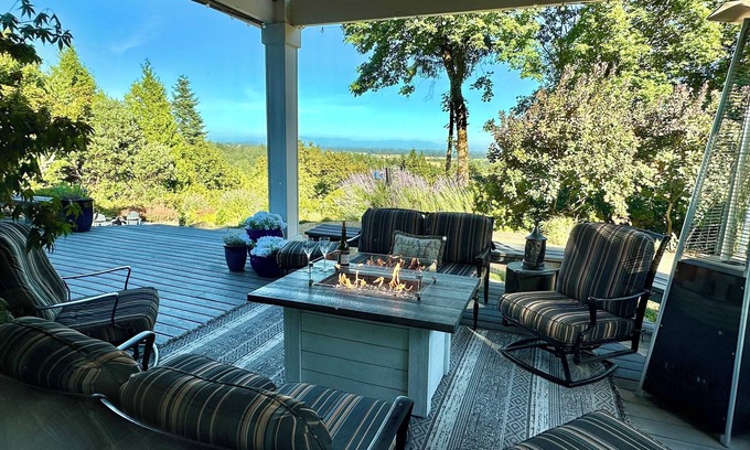 Corvallis Casa | Lovely 4 bedroom, 3 bath home with hot tub and stunning views of the Cascade Mt.