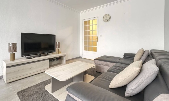 Quartier Sapins-Chatelet-Lombardie Apartamento | Lovely 4 bedroom apartment with free parking