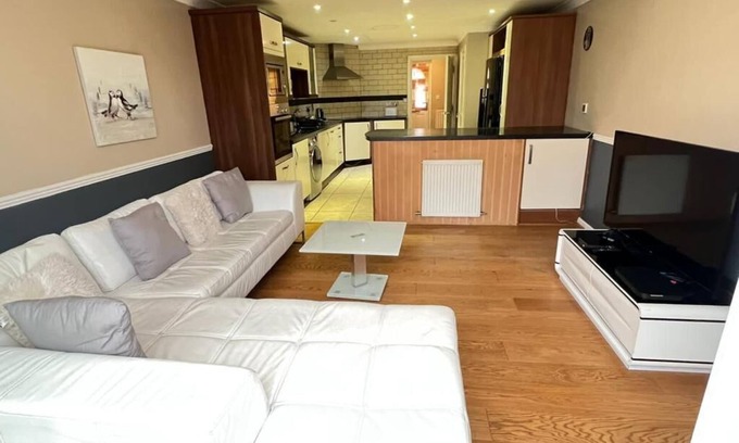 Sittingbourne Casa | Lovely 4 Bedroom Town House in Sittingbourne, up to 8 sleeps