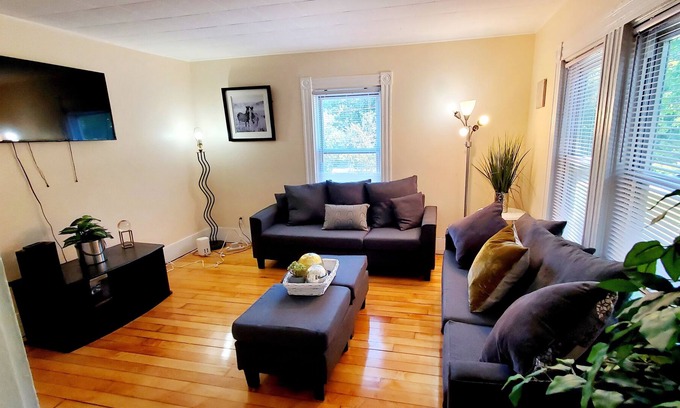 Sharon Apartamento | Lovely 4 bedroom home 15 min from Gillette stadium. Close to shops & restaurants
