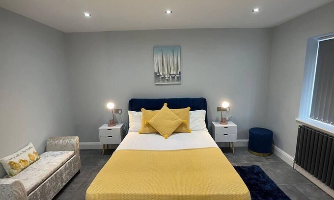 Slough Casa | Lovely 4 bedroom House-Sleeps 8 - Free Parking