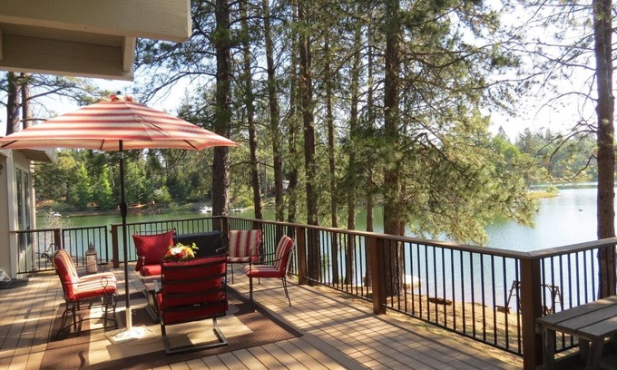 Auburn Cabaña | Encantador lago de 4 habitaciones, a pasos del pintoresco lago Gold Country, abierto todo el año.