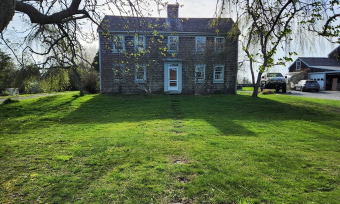 Little Compton Otro | Lovely 4-bedroom farmhouse in Little Compton. Pet and family friendly.