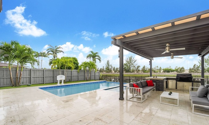 Doral Casa | Lovely 4BR 3BA Doral Home w Pool/BBQ/Parking