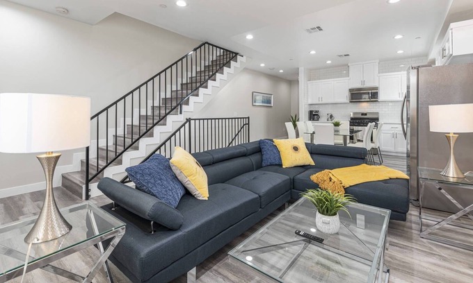 Pico-Union Casa | Lovely 5BR + 5BA Family Home near DTLA/USC