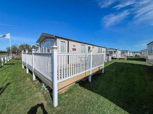 Caister-on-Sea Otro | Lovely 8 Berth Caravan With Large Decking Area In Caister, Norfolk Ref 65055Eb