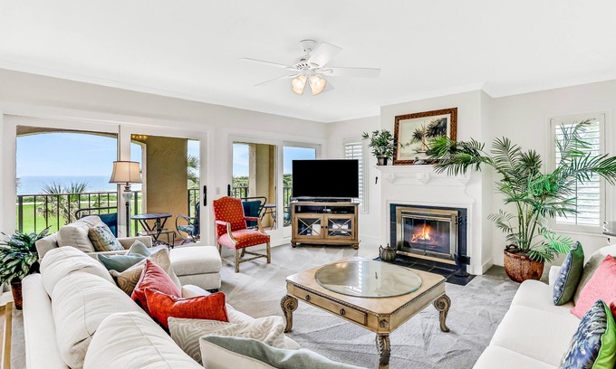 Fernandina Beach Condominio | Lovely Amelia Island Condo with pool, W/D & central AC