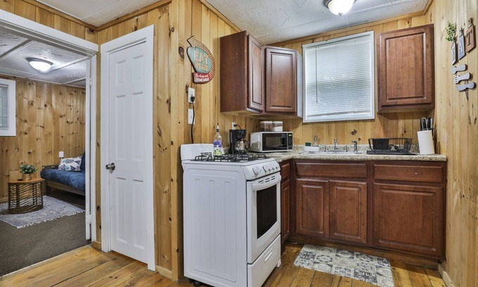 Weirs Beach Cabaña | Lovely and Cozy Cottage in Laconia