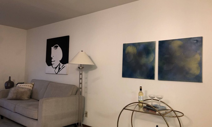 Nob Hill Apartamento | Lovely and Spacious 2 Bedroom Parking included