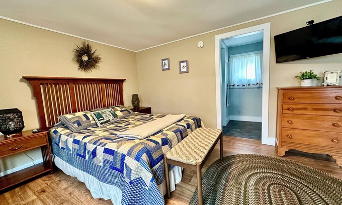 Old Forge Cabaña | Lovely and Spacious Studio with Full Bath and Kitchen!